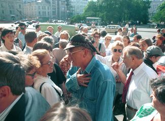 Евгений Евтушенко в Москве перед премьерой двух своих книг — «Поздние слезы» и антологии «Строфы века», 1995 год<br>