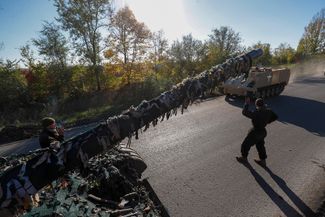 Украинская бронетехника около освобожденного Купянска в Харьковской области, к востоку от которого продолжаются тяжелые бои