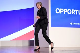 Премьер-министр Великобритании Тереза Мэй танцует во время последнего дня конференции Консервативной партии. 3 октября 2018 года.