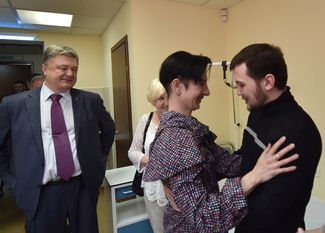 Геннадий Афанасьев (справа) в поликлинике Государственного управления делами Украины после возвращения на родину. Слева — президент Украины Петр Порошенко, 14 июня 2016 года