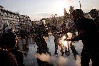 В Афинах полиция применила против демонстрантов перцовый газ. 24 июля 2021 года