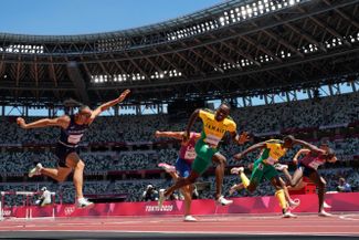 Хансл Парчмент из Ямайки выигрывает в финале бега на 110 метров с барьерами. Россиянин Сергей Шубенков — чемпион мира (2015) и двукратный чемпион Европы (2012, 2014 годы) — снялся с соревнований по состоянию здоровья.
