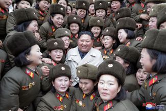 Ким Чен Ын с военнослужащими-женщинами. 25 ноября 2019 года