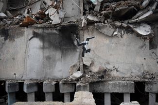 Работа Бэнкси на разрушенном здании в Бородянке Киевской области