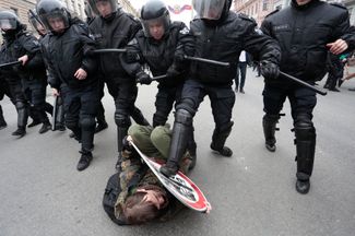 Петербургская полиция на акции оппозиции «Он нам не царь». 5 мая 2018 года.<br>