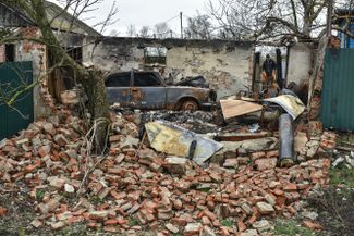 Разрушенный гараж в селе Ивановке, оставленном российскими войсками