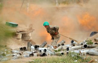 Артиллерист Армии обороны Арцаха Альберт Ованнисян ведет огонь по наступающим силам азербайджанцев 29 сентября 2020 года. Через десять дней Ованнисян погибнет