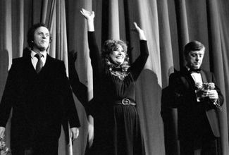 Алла Пугачева в 1982 году на творческом вечере композитора и пианиста Раймонда Паулса в Театре эстрады. Слева от певицы — поэт-песенник Илья Резник, справа — Паулс