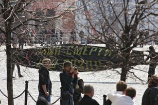 Акция Front AIDS на Красной площади. Активисты требуют пересмотра патентной системы на препараты для лечения ВИЧ, гепатитов и других тяжелых болезней. Москва, апрель 2006 года