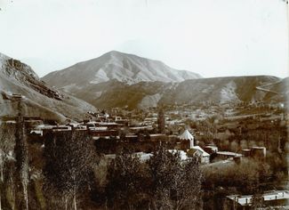 Вид на Ашагы-Айлис (Нижний Агулис) и монастырь. 1900-е