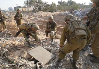 Военнослужащие ЦАХАЛ разбирают завалы на месте одного из входов в подземные убежища ХАМАС, откуда боевики пытались атаковать израильскую бронетехнику из противотанковых орудий