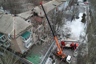 Разбор завалов разрушенного многоквартирного дома в Киевском районе Донецка 4 февраля 2023 года. Оккупационные власти утверждают, что в дом попала ракета, выпущенная из РСЗО ВСУ