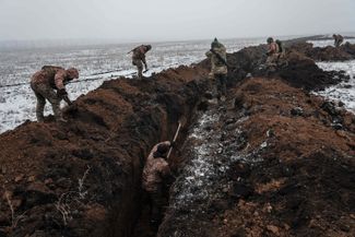 Украинские военные роют окопы в окрестностях Бахмута, 1 февраля 2023 года