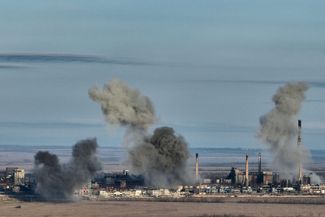 Дым над Авдеевским коксохимическим заводом, 15 февраля 2024 года. ВСУ объявили об отступлении из Авдеевки поздно вечером 16 февраля. 