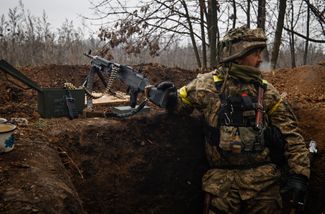 Украинский военный на позиции в Донецкой области