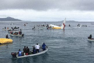 Рыбаки помогают пострадавшим в авиакатастрофе в Микронезии, 28 сентября 2018 года