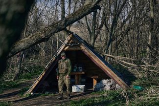 Украинский военный у навеса на позициях ВСУ под Бахмутом