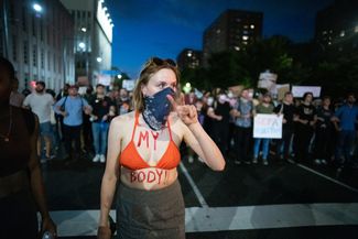 Участница протестов в Нью-Йорке Алессандра Болгер. На ее груди и животе написано «Мое тело!!»