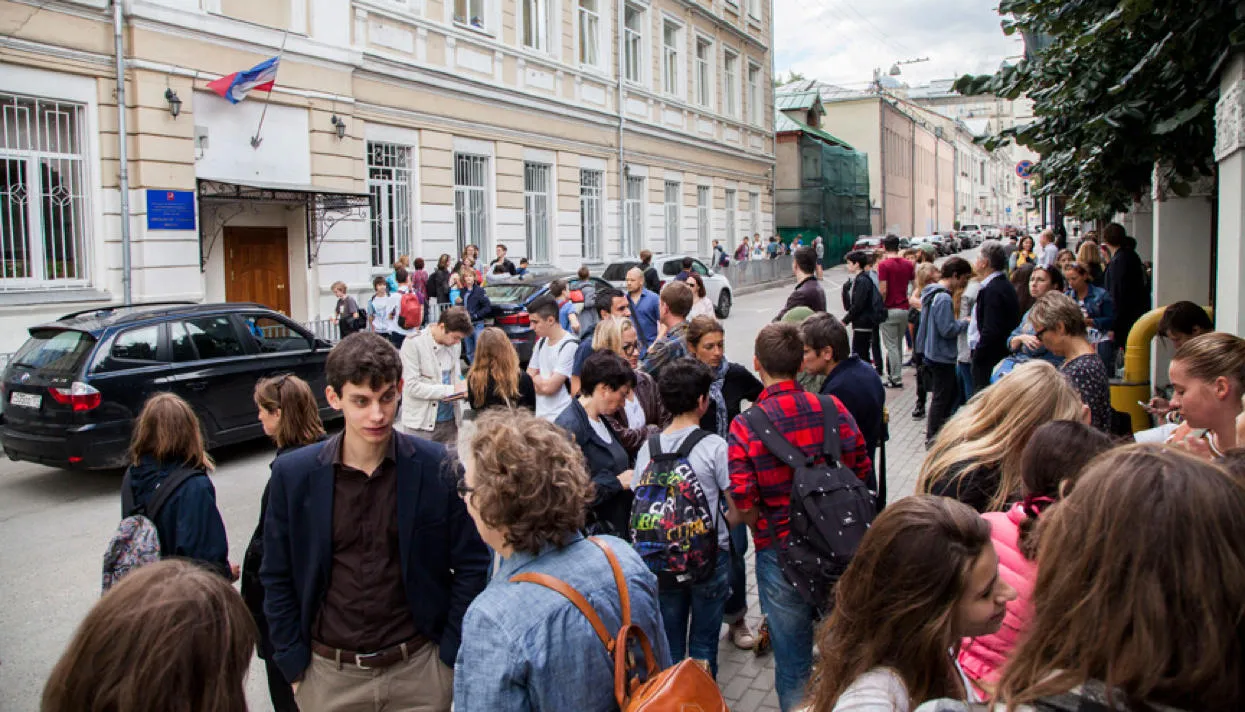 Митинг в поддержку 57-й школы. Репортаж «Медузы» — Meduza