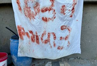 Белая ткань с надписью «Помогите, три заложника» на иврите, найденная на здании в секторе Газа, где прятались заложники, по ошибке убитые военными ЦАХАЛ