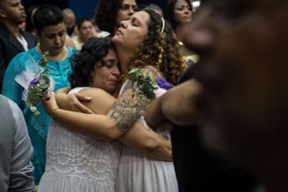 Гей-пара после заключения брака в Рио-де-Жанейро, на первой массовой церемонии бракосочетания между однополыми парами. 8 декабря 2013 года