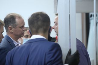 Адвокат Иван Павлов (слева) разговаривает с Иваном Сафроновым в Лефортовском суде Москвы. 7 июля 2020 года