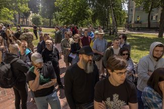 Военные и гражданские в Киеве ждут очереди для того, чтобы сдать кровь