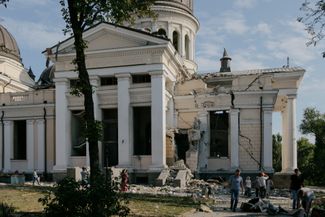 Поврежденный фасад Спасо-Преображенского собора