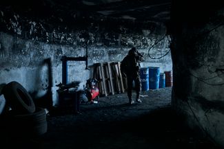 Украинский военнослужащий в подземном командном центре в Бахмуте