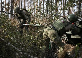 Российские солдаты заряжают миномет