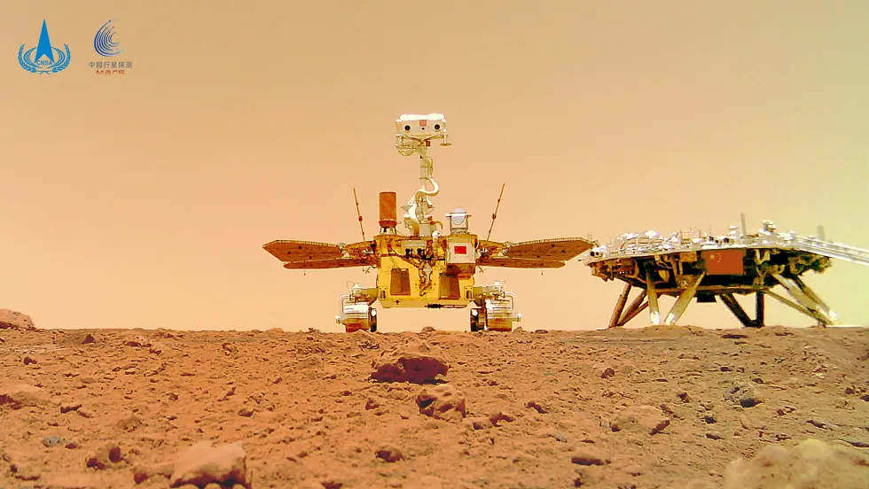 Китайский марсоход Чжужун сделал селфи на Марсе