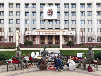 Spontaneous memorial to Irina Slavina in front of the Ministry of Internal Affairs building in Nizhny Novgorod