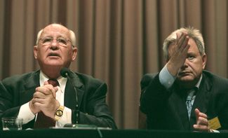 Лидеры объединенной Социал-демократической партии Михаил Горбачев и Константин Титов на II съезде Социал-демократической партии России, где, в частности, было принято решение не участвовать в предстоящих выборах в Госдуму. Вскоре после этого Горбачев покинул партию. Москва, 19 сентября 2003 года