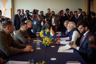 Владимир Зеленский и премьер-министр Индии Нарендра Моди (напротив) во время саммита G7 в Хиросиме, Япония. 20 мая 2023 года