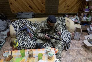 Украинский военный проверяет свое оружие, Барвенково, Харьковская область.