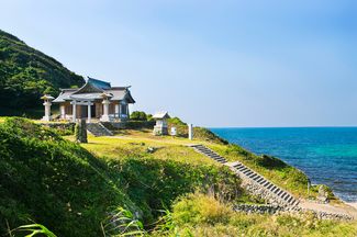Ближайшее святилище покровительницы мореплавателей Тагори-химэ, открытое для широкой публики, находится на соседнем острове Осима. Из него видны очертания острова Окиносима