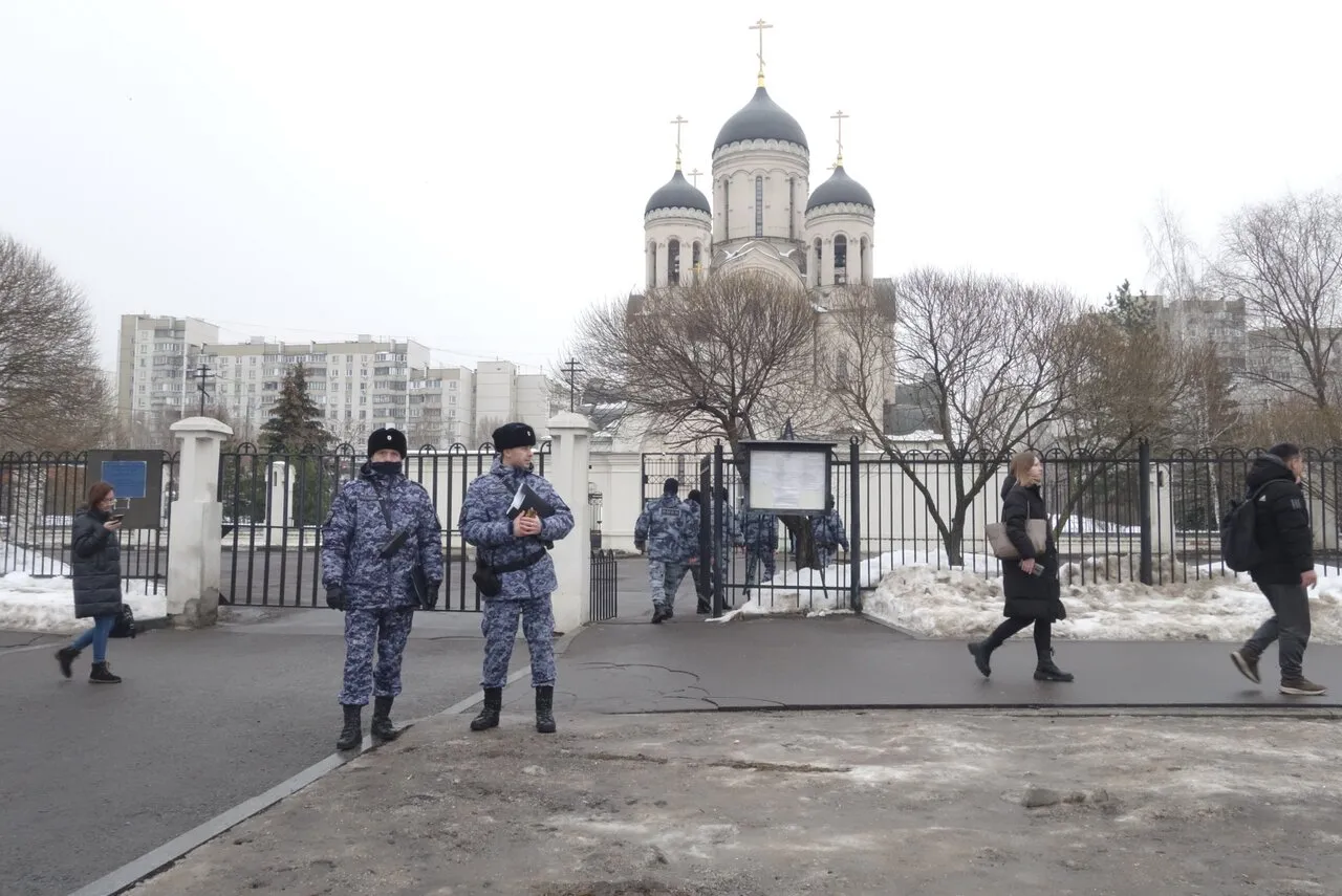 От метро «Марьино» до кладбища, где похоронят Навального, выставили коридор  из ограждений. В районе храма «Утоли моя печали» интернет работает с  перебоями — Meduza