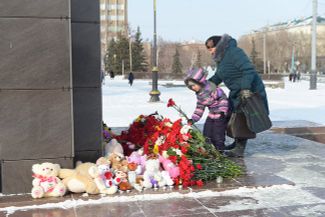 A makeshift memorial for the victims of the Moscow plane crash, Orsk, February 12, 2018
