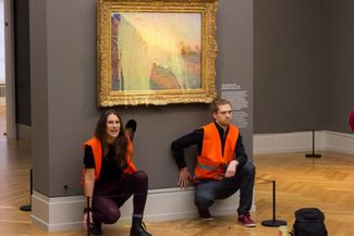 Члены «Последнего поколения» во время акции в Музее Барберини в Потсдаме. Активисты залили картину Клода Моне «Стога сена» картофельным пюре и приклеили свои ладони к стене. 23 октября 2022 года