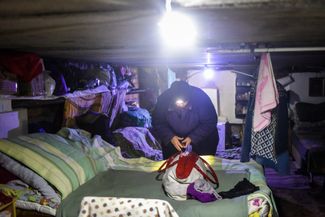 Жительница Северска в подвале жилого дома, в котором живут люди, 27 января 2023 года