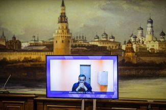 Московский областной суд рассматривает апелляцию на решение Химкинского городского суда о продлении срока задержания Алексея Навального на 30 суток. Навальный участвует в заседании по видеосвязи из СИЗО. 28 января 2021 года