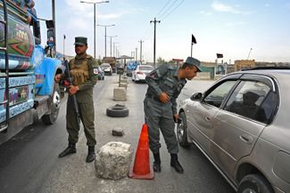 Полицейский досмотр на дороге, ведущей в Кабул. 14 августа 2021 года