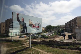 Билборд с изображение Ильхама Алиева на фоне стройки в Шуше. Июль 2023 года