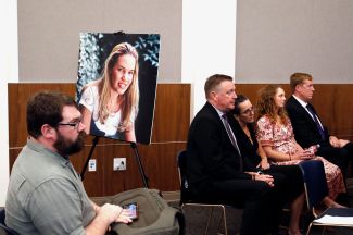 Крис Ламберт и семья Смарт в зале суда через несколько часов после признания Пола Флореса виновным в убийстве Кристин Смарт. 18 октября 2022 года