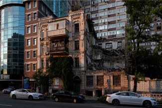 Жилой дом на улице Жилянская, 116. Поврежден 17 октября 2022 года в результате атаки дронов-камикадзе. Погибли четыре человека. Август 2023 года