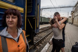 Юлия и Роман прощаются на вокзале города Покровска Донецкой области. Юлия уезжает на запад страны