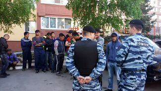 Задержанные после драки на Хованском кладбище в ОВД «Коммунарский». Москва, 14 мая 2016 года