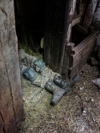 Мертвый солдат, найденный в Ольховке под Харьковом в мае 2022 года