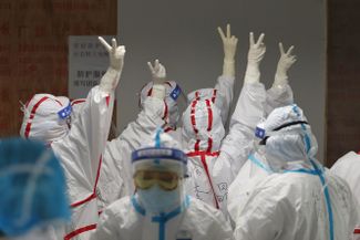Медперсонал в госпитале в китайском городе Ухань перед тем, как начать смену в реанимации. 16 марта 2020 года