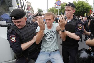 Police detain Alexey Navalny at a protest in support of Meduza journalist Ivan Golunov. June 12, 2019.